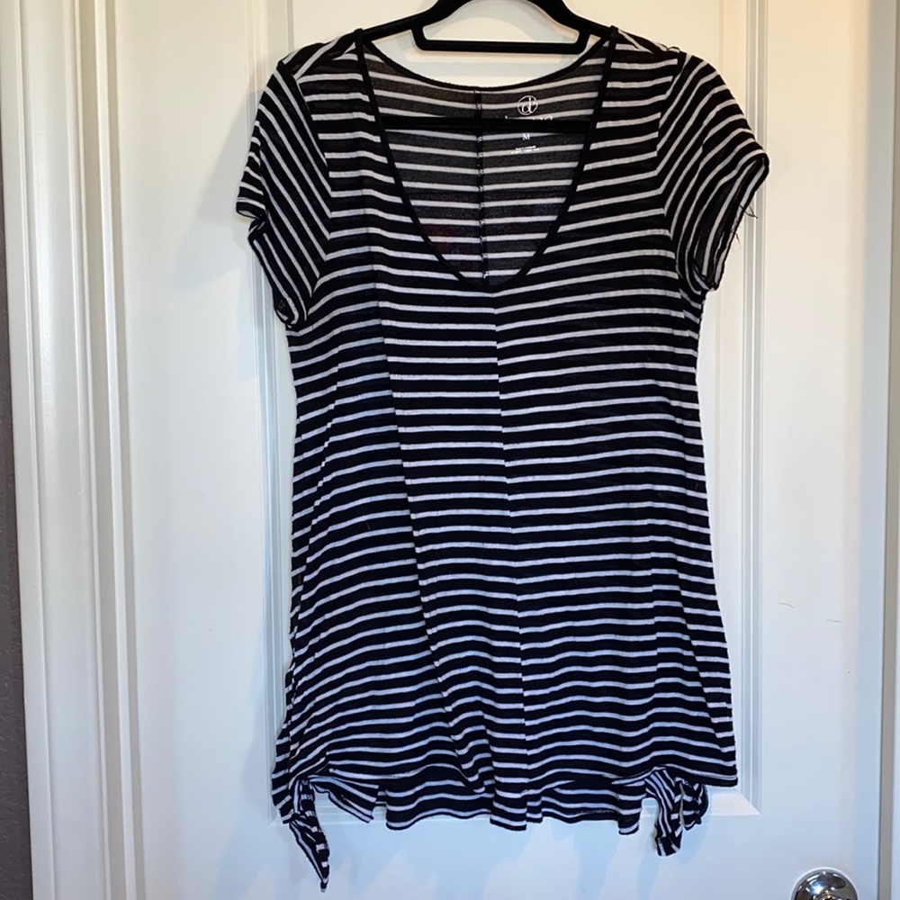Decree Medium V-Neck Black Stripped High Low Hemmed Tee. Gently Loved